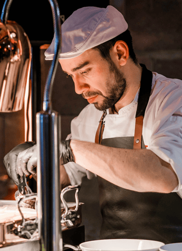 Kuchař Perfect Catering při přípravě menu