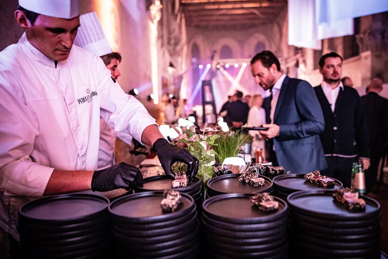Tým Perfect Catering obsluhuje hosty u live cooking stanice