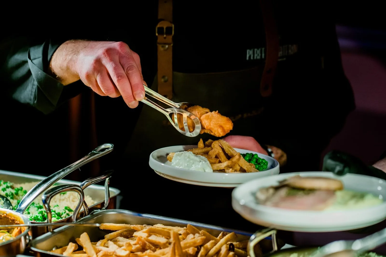 Kuchař dokončuje plating teplého chodu